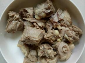 捞出，用清水冲洗干净，沥干水份备用