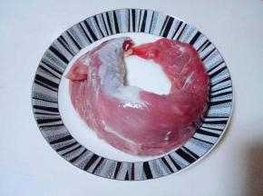 首先将里脊肉洗干净。