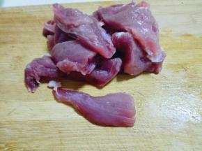 洗干净后顺着里脊肉的肉丝切小块。