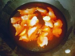 锅中加入水。把切好的里脊肉放入锅中，再加入料酒，盐，糖，葱，姜，滴几滴老抽，大火烧开，转小火至里脊肉煮熟。大约15分钟样子。