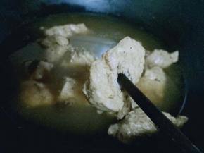 煮熟的里脊肉用筷子扎一下，轻松扎透即可。