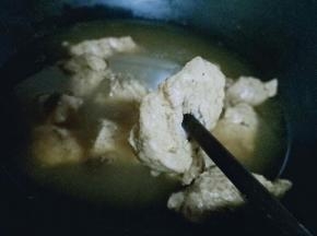 煮熟的里脊肉用筷子扎一下，轻松扎透即可。