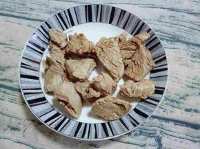 煮熟捞出，用冷水冲洗干净。淋干水份。