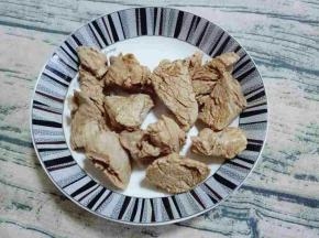 煮熟捞出，用冷水冲洗干净。淋干水份。