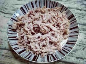 再用手撕成肉丝，如图，(这步骤不可以省略)