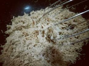 水份炒干后，用手动打蛋器抽打，一定要有耐心(全程小火)