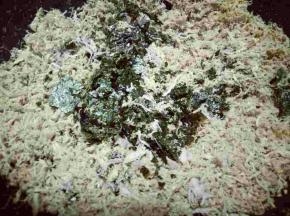 抽打有肉松蓉时加入芝麻和撕碎的海苔。继续用手动打蛋器打均匀即可(喜欢吃细腻的肉松蓉状的可以用料理打碎，肉松会很细腻)