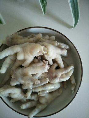 先把鸡爪过水，把指甲剪掉