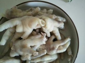 先把鸡爪过水，把指甲剪掉