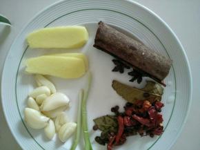 花椒，桂皮，香叶，八角泡水半小时，洗去灰尘，大蒜老姜切片