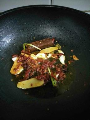 锅中烧热油，放入大蒜老姜炒至稍微白，加入八角桂皮花椒香叶煸炒一会，再放入一勺豆瓣酱，小火炒出红油