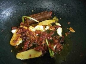 锅中烧热油，放入大蒜老姜炒至稍微白，加入八角桂皮花椒香叶煸炒一会，再放入一勺豆瓣酱，小火炒出红油
