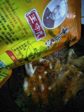 加入没过鸡爪的冷水，开大火煮，期间加入料酒，生抽，待水烧开放入十三香