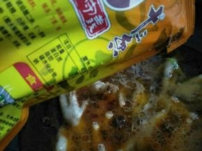 加入没过鸡爪的冷水，开大火煮，期间加入料酒，生抽，待水烧开放入十三香