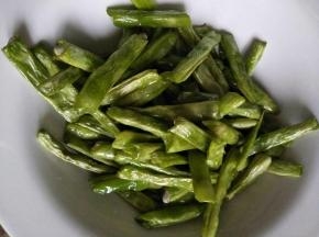 四季豆先泡水洗净沥干，过油（就是把洗净的四季豆在油锅里炸一会）