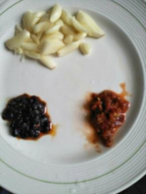 然后准备大蒜，老干妈，辣椒酱