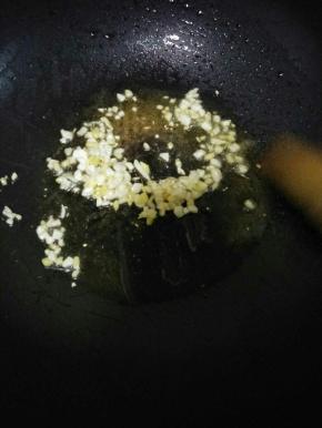 锅中热油，放入大蒜炒香，转小火放入老干妈辣椒酱