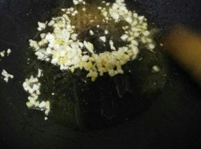 锅中热油，放入大蒜炒香，转小火放入老干妈辣椒酱