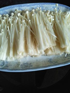 金针菇洗净，切去尾部，撕开，摆好放一个合适的盘子里