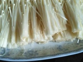 金针菇洗净，切去尾部，撕开，摆好放一个合适的盘子里