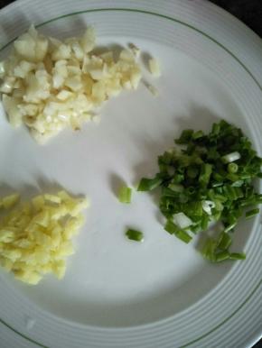 把大蒜，生姜，香葱切碎备用