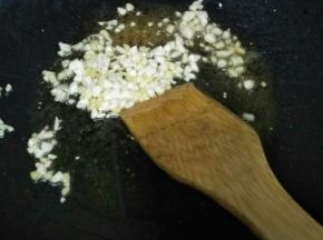 另取一锅，烧热油，把大蒜生姜炒出香味