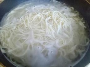 锅中加入水大火烧开，下鸡蛋面煮熟，捞出过冷水。