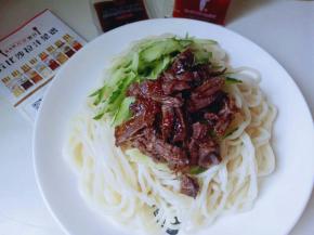 酱煮熟的面放入盘中，黄瓜丝和牛肉摆上面。