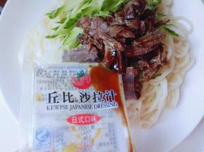 倒入丘比沙拉汁日式口味。