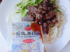 倒入丘比沙拉汁日式口味。