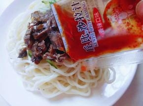 再加入香辣口味。(也可以用自己喜欢的调味料)