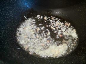 油微热，加生姜，蒜煸香，