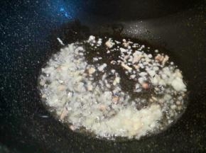 油微热，加生姜，蒜煸香，