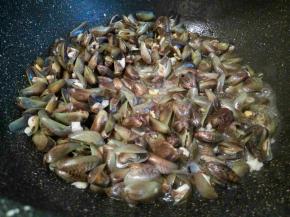 倒入海瓜子翻炒，