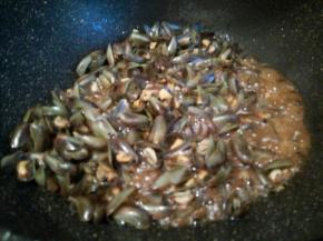 大火爆炒，一会就张开了，就可以加生抽，料酒，适量盐，调味，