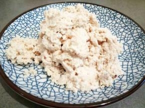 等到豆腐凉了，用刀背给撵碎，