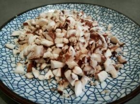 香菇切丁，