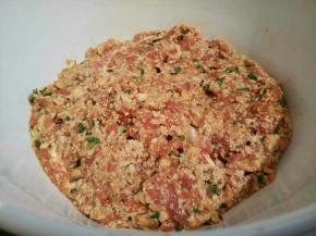 先加盐拌一下，再加生抽，料酒，鸡蛋，淀粉拌均匀，最后加芝麻油葱花，