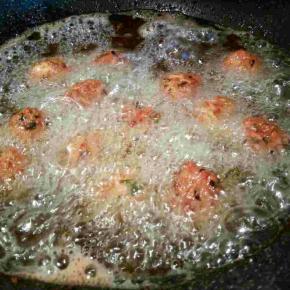 放在手心，揉成团，放油锅炸至金黄就可以