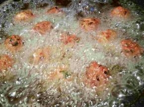 放在手心，揉成团，放油锅炸至金黄就可以