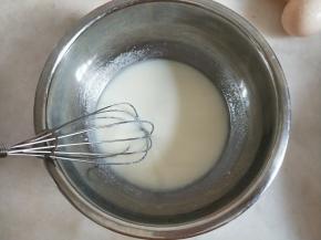 奶和油混合至没有油点。