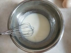 奶和油混合至没有油点。