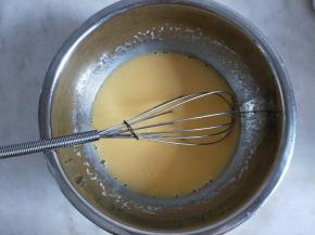 分离蛋清和蛋黄，蛋黄加入牛奶中混合均匀。