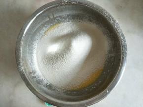 低粉过筛加入蛋黄液。