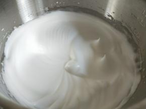 蛋清分三次加入细砂糖打发，打至干性发泡，轻轻提起打蛋器呈小尖角状态即可。