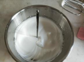 也可以在打好的蛋白霜中插一根筷子，筷子不倒即打发好了。