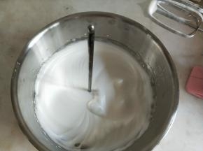 也可以在打好的蛋白霜中插一根筷子，筷子不倒即打发好了。