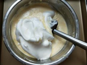 打发好的蛋白霜分三次加入蛋黄糊，翻拌切拌均匀。