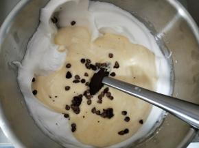 第三次加蛋白霜时把巧克力豆也加进去一起翻拌均匀。
