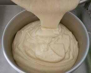 翻拌好的面糊倒入八寸模具呈较浓稠的飘带状。